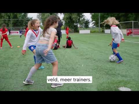 Profvoetbalster Samya Hassani strijdt voor meidenvoetbal in Noord: ‘Er is wél plek voor jullie’